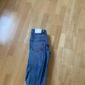 Säljer nu dessa skitsnygga blåa jeans från Zara. Dem är i storlek 38  och sitter väldigt skönt. Nypris 699 kr