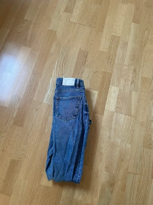 Blå jeans  - Säljer nu dessa skitsnygga blåa jeans från Zara. Dem är i storlek 38  och sitter väldigt skönt. Nypris 699 kr