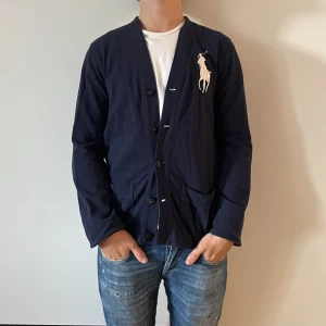 Ralph Lauren cardigan  - Ralph Lauren Kofta/kavaj - Storlek s - varan är i jätte fint skick- modellen är 172cm och 65kg - vid frågor eller funderingar är det bara att skriva!