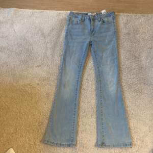 Super fina ljusblå jeans som är bootcut och lågmidjade. Tror dom är från Cubus Andvänd fåtal gånger!