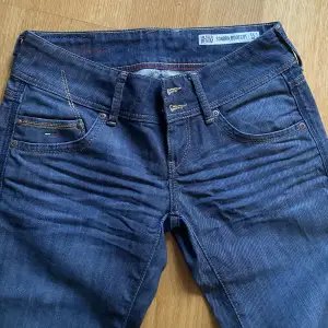 Ett par bootcut jeans från Tommy hilfiger jeans, inga defekter alls 