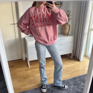 PULL&BEAR  sweatshirt  - Säljer denna snygga tröja från pull&bear då den inte kommit till användning! Jag säljer den för 150kr (köpt för 400kr). Tröjan är i storlek S men kan passar även L då den är oversized! Betalning sker via Swish!🥰