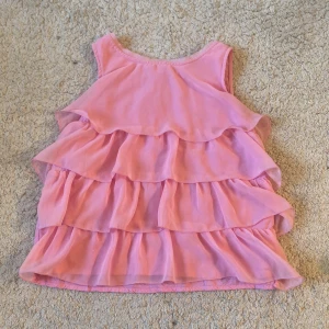 Rosa topp med volang! - Super fin rosa tröja med volang Den är i ett super Bra skick och välanvänd! Släljer dock för att den aldrig kommer till användning.