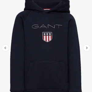 Gant hoodie - Min mörkblå hoodie från gant, bra kvalite men skulle söga att den är använd några gånger. Priset kan diskuteras.