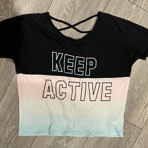 Sport T-shirt barn 146/152 - Sportig T-shirt som har varit en favorit i hemmet. 146/152