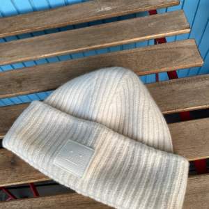 ”Large face logo beanie” 100% wool. One size. Ordinarie pris: 1500kr. Mitt pris: 599kr. 