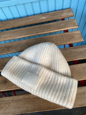 Acne studios mössa - ”Large face logo beanie” 100% wool. One size. Ordinarie pris: 1500kr. Mitt pris: 599kr. 