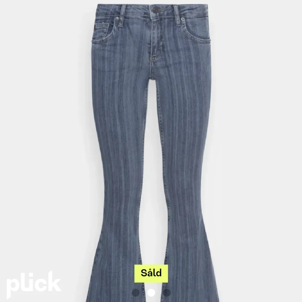 Jätte fina Urban outfitters jeans, det är en månad blid men dom är inte sålda. Säljer pågrund av att dom är ute stora för mig💕. Jeans & Byxor.