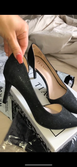 Glitter klackar - Säljer mina glitter pumps i strl 37, han användt dessa en gång. Nypris 799