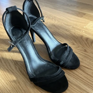 Nakd klackskor 36 - Klackar från Nakd i strl 36. Använt en gång. 