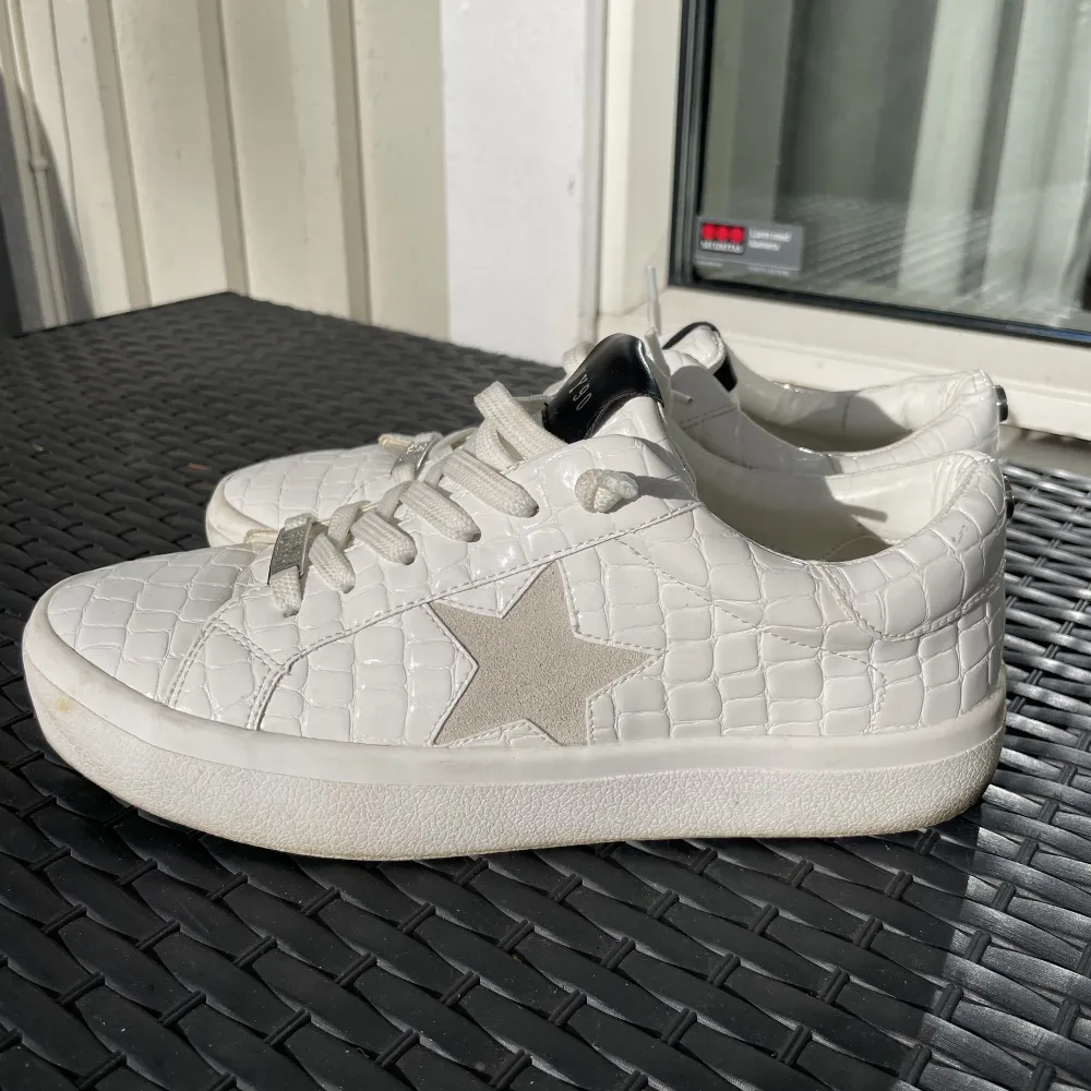 Jag säljer mina mina Steve Madden sneakers som endast är använda ett få antal gånger. Dem är i storlek 40 och kostar i original pris 999kr men säljer mina för 450. . Skor.