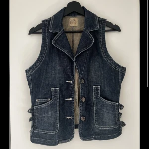 Jeansväst  - Jättefin jeansväst. Västen är i storlek L men skulle säga att den är M/L, själv är jag en S och har använt den. Köpare står för frakt. Skriv vid intresse, pris kan diskuteras.💖💖