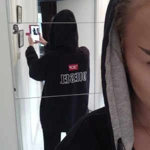 Diesel Zip Hoodie - Cool retro huvtröja med drakjedja. Oversized och jätteskön ✨