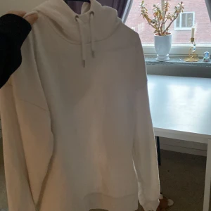 Vit hoodie  - Vit hoodie från stadium , soc. Fint skick, lite längre hoodie som är bekväm att träna i. 