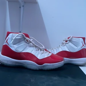 Air Jordan 11 Retro G’s - Tja, säljer mina feta 11or som jag köpte i usa för ett halvår sedan på en butik som heter ”impossible kicks” köpte dem för drygt 2800 och har använt dem en del men inget fel på skorna, lite smutsiga men inget man inte får bort, scanner finns inne i skon.