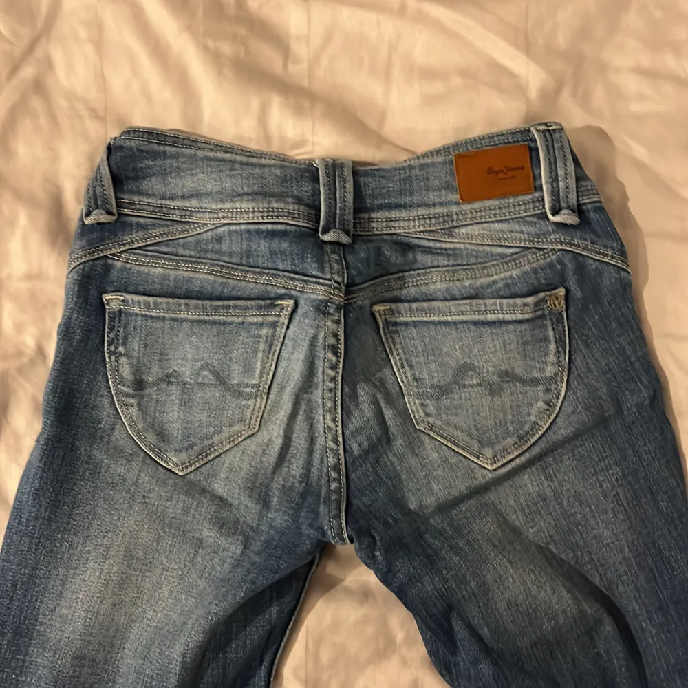 Lågmidjade Pepe jeans i W25 L32, bootcut/straight. Använda men inte slitna, säljer då de blivit för stora💗. Jeans & Byxor.