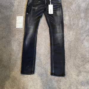 Hej! Säljer nu mina sjukt snygga dondup jeans George i färgen mörk grå  Modellen är destroyed vilket är sjukt grisch  Storlek 31  Skick 9,5/10  Köpt för 4000 kr  Säljs för 1199 kr 