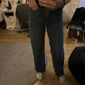 Jeans pull&bear - Fina jeans med högmidja o snygga fickor även vidare ben! Knappt använda☺️
