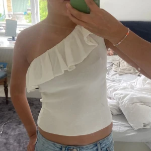 One shoulder topp - Oanvänd topp från mango! Lånad bild så skriv om ni vill se mer bilder ❤️