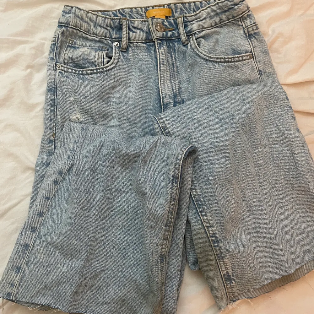 Söta jeans från Gina tricot som jag har klippt up. Jag är 165 cm och den är lite för lång.. Jeans & Byxor.