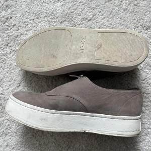 Skit snygga vince skor som liknar arigatos. Gråa i färgen och använda en gång men förstora. Köpta för 1200kr i maj. 