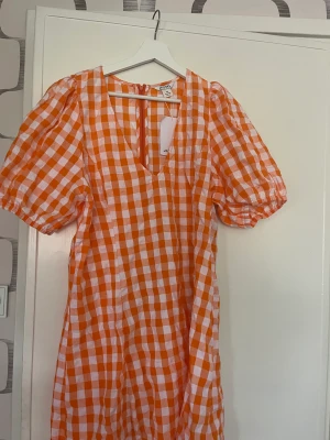 Klänning - Klänning från Monki. Prislapp sitter kvar. Aldrig använd