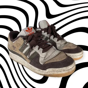 Adidas Originals Forum 84 low Sneakers - Beigebruna sneakers i fet chunky stil. De är i fint skick, enbart slitet i höger häl på insidan. Nypris är 1299 kr. Storleken är 40 2/3, passar som 40,5. Oanvänt orange snöre och original skolåda medföljer 😊 För fler bilder kontakta mig 💛