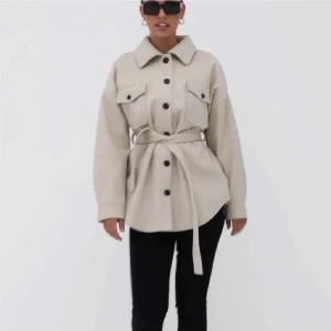 Beige kappa  - Beige kappa med knyte 