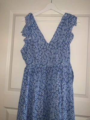 Klänning - Sommarklänning från SHEIN. Säljer för att den har fallit mig ur smak, använd 1 gång