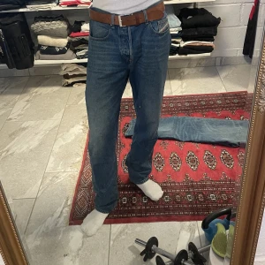 Disel jeans straight  - Säljer ett par disel jeans som är förstora för mig, alltså har de knappt blivit använda. De är i bra skick och har en bra passform för benet för den som har 32 i midjestorlek.