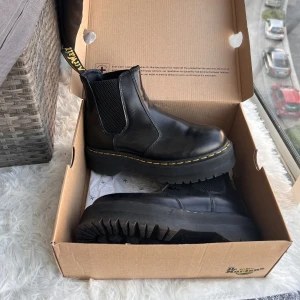 Svarta dr. Martens - Säljer mina svarta dr. Martens i fint skick. Kontakta vid intresse och frågor!!