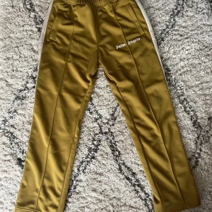 Palm Angels byxor strl S - Säljer mina palm angels byxor i strl S, använd endast ett fåtal gånger så inga märken eller tecken på slitage! Kom gärna med bud! Köpta på double - y i Malmö 