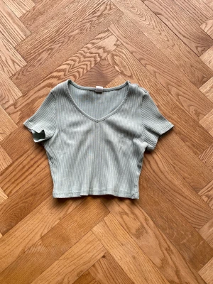 Grön topp från Shein - Köpte denna från Shein för typ 50 kr men har inte använt på ganska länge😊 Fortfarande i perfekt skick