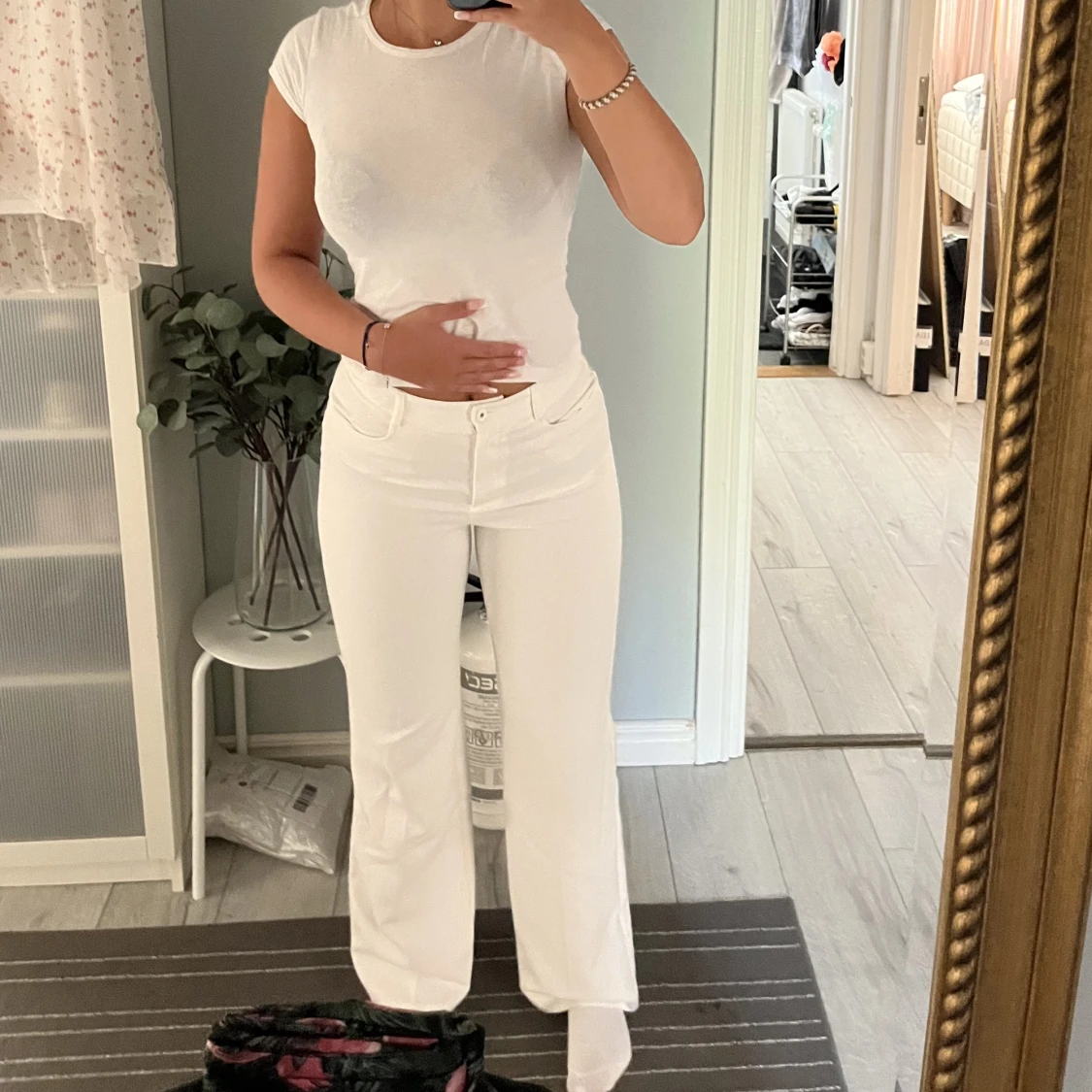 Vita kostymbyxor 
