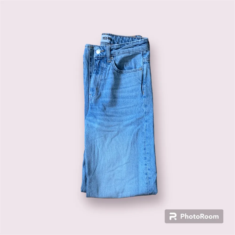 High waisted jeans I stormed XS. Är själv 176 cm och de passar.   ”Jeans med hög midja och smal passform över höften. Släpper på låren till en lös passform över benen och slutar i en vid fotöppning.”. Jeans & Byxor.