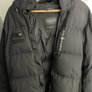 Sail Racing Jacka - Sail Racing höst/vinter jacka.  Fint skick, varm o go är den oxå😊 Hör av er för mer info eller bilder😀 Fraktar och mötes📦