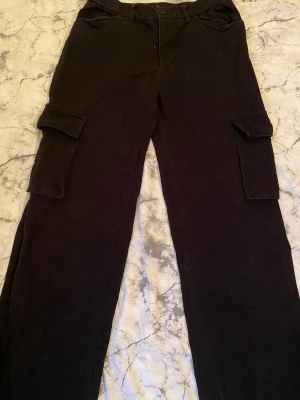 svarta lågmidjade cargos - säljer svarta lågmidjade cargos, har bara använt 1 gång. Köpte dom från SHEIN för 339kr
