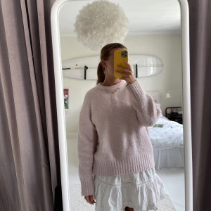 Rosa stickad tröja - Ljusrosa stickad tröja från Zara i storlek small. Inga noppor och lite använd. Endast lite uppruggad. Nytvättad och inga defekter.