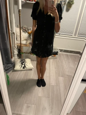 Söt klänning  - Säljer en jätte fin svart kläning från HM. Den är i stolek 34-36. Varan är i super fint skick.  Priset går att diskutera💕 köparen står för frakt💕
