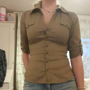 tröja  - jag säljer denna militär gröna tröja för den kommer aldrig till  användning ❤️ och den visar ens kurvor bra