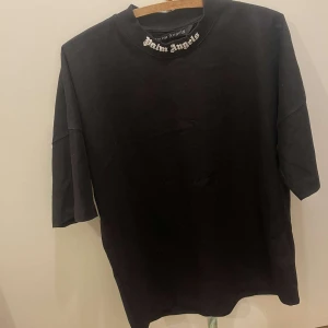 Palm Angels T-Shitt  - Palm Angels T-Shirt till salu!