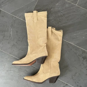 Boots  - Säljer dessa boots från zara i storlek 38. Aldrig använda💕 köpare står för frakten. Pris kan diskuteras vid snabb affär 