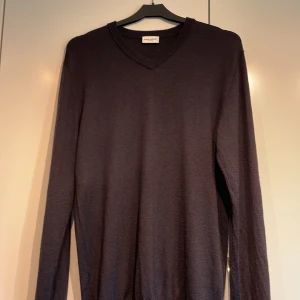 John Henric pullover - Säljer nu denna tröja från John henric då den är lite för stor. Skick 9/10. Nypris 799. 100% merinoull