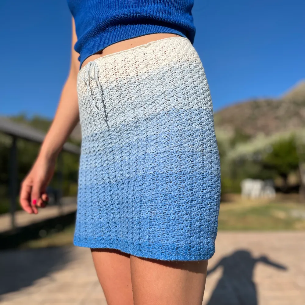 Crochet skirt made with gradient yarn. Fits XS/S but is adjustable in the waist.. Kjolar.