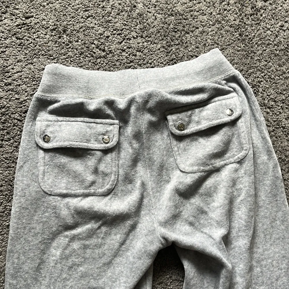 Säljer mina ljus grå juicy byxor för att dom inte används längre, alla metall detaljer kvar även. Storlek: Xs. Jeans & Byxor.