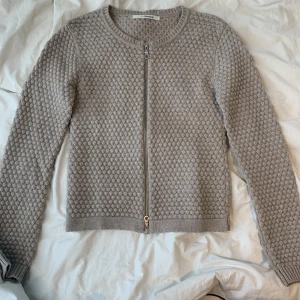 kofta  - jättefin tröja/kofta med dragkedja, så fin!  många intresserade så köp direkt för 200kr plus frakt ❤️ 