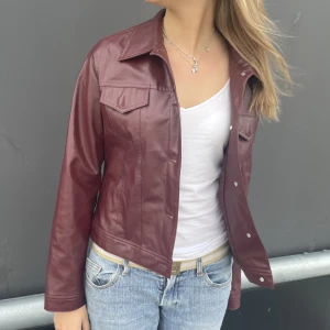 Röd läderjacaka - Blodröd fake läderjacka. Perfekt för tidig höst. Bra kvalité även fast det är fake läder. 