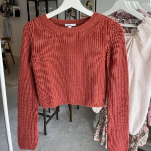 Stickad tröja - Croppad stickad tröja från det italienska märket Subdued. Superfin roströd/orange färg! Skicka ett dm för att se den på🧡