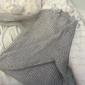 Stickad tröja  - Nu säljer jag denna stickade tröjan från Lager 157 köpte för 150kr men säljer den för 60kr!  Tröjan är i bra skick Knappt använd