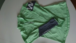 Icaniwill långärmad halfzip S  - Långärmad halfzip S nyskick förutom en pytteliten obehandlad fläck på armen. 